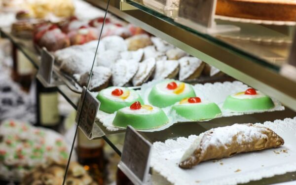 https://unsplash.com/it/foto/torta-ricoperta-di-glassa-bianca-sul-bancone-dellesposizione-tykUDbeX0Gs