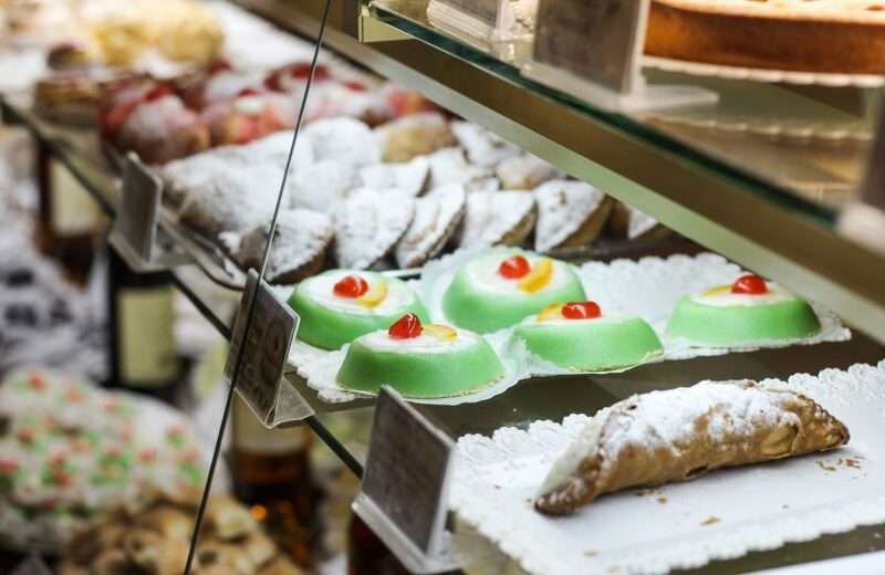 https://unsplash.com/it/foto/torta-ricoperta-di-glassa-bianca-sul-bancone-dellesposizione-tykUDbeX0Gs